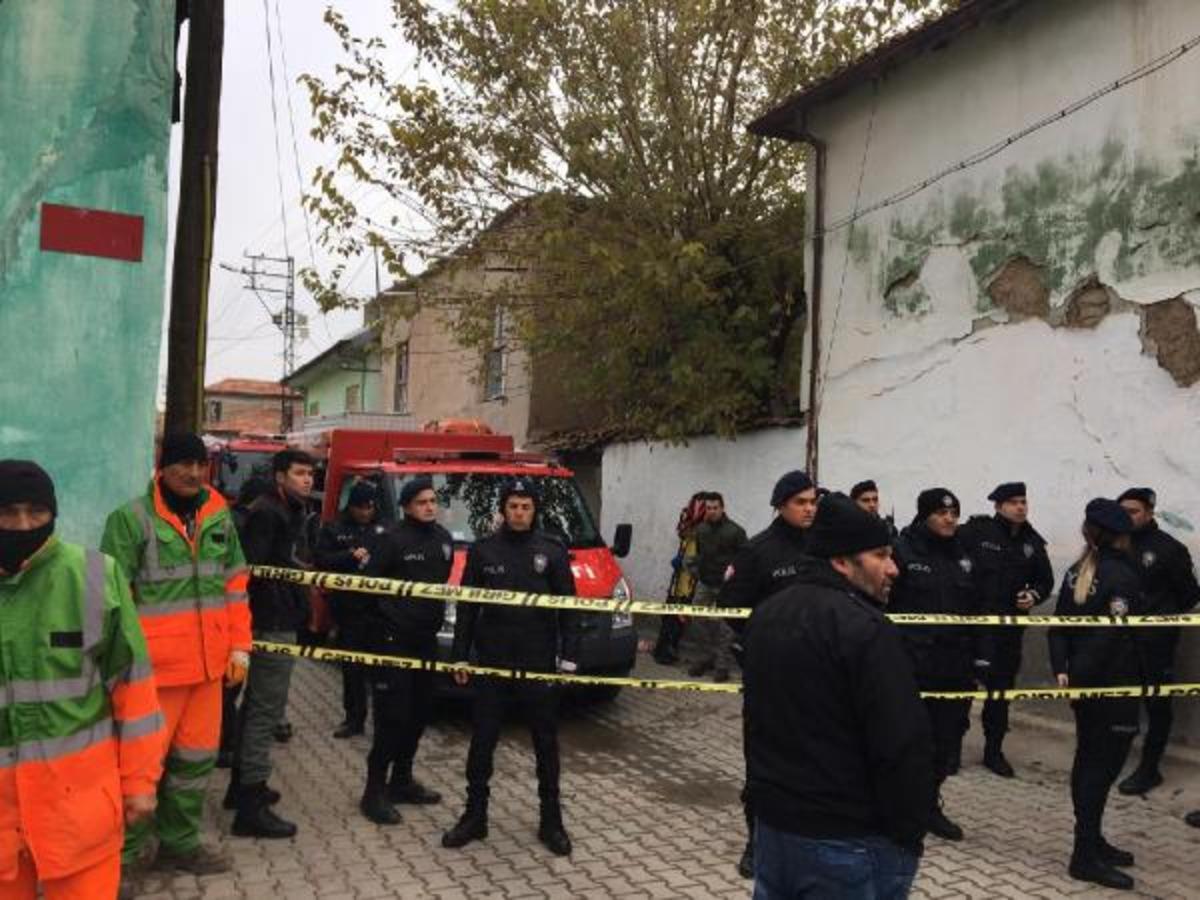 Son dakika Konya'da kerpi&ccedil; bina &ccedil;&ouml;kt&uuml;! Enkaz altında kalan 2'si &ccedil;ocuk 3 kişi hayatını kaybetti