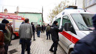 Konya'nın merkez Karatay ilçesinde kerpiç evde meydana gelen göçükte enkaz altında kalan 2'si çocuk 3 kişinin cansız bedenine ulaşıldı.