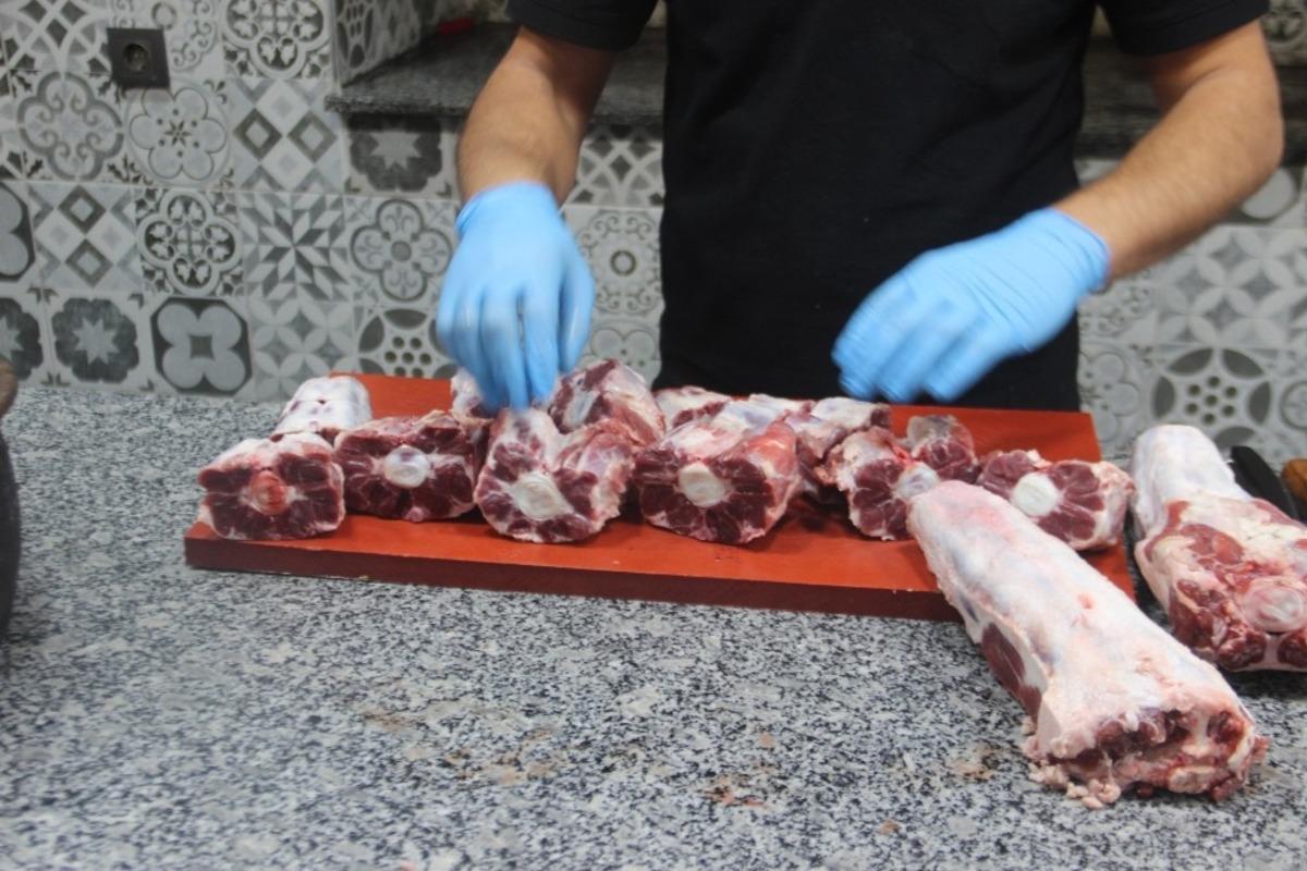 Bir g&uuml;n &ouml;nce hazırlanıyor ve 16 saat fırınlanıyor