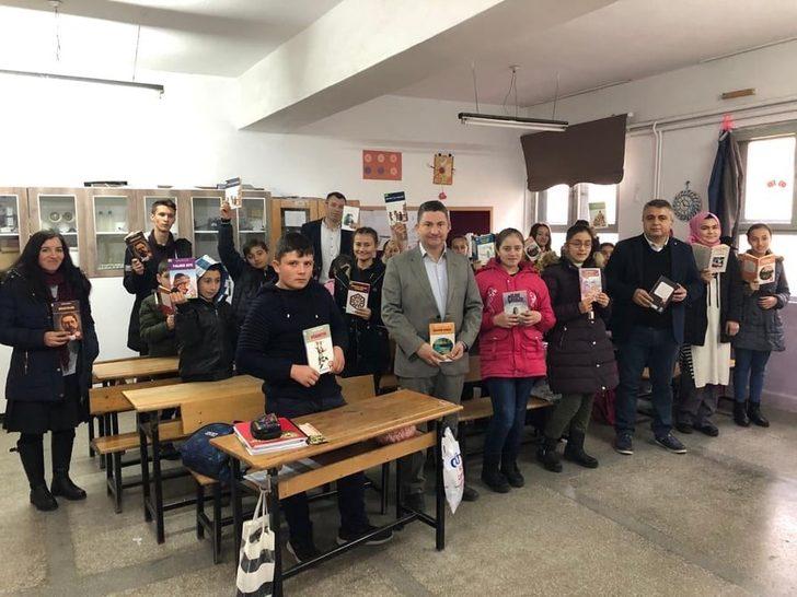 Köy okuluna kitap bağışı G1