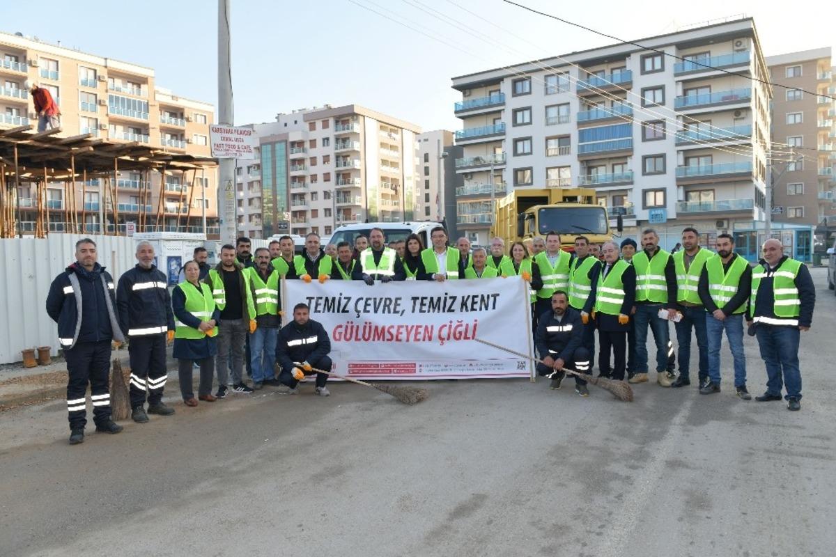 Başkan G&uuml;mr&uuml;k&ccedil;&uuml;, Balat&ccedil;ık sokaklarını temizledi
