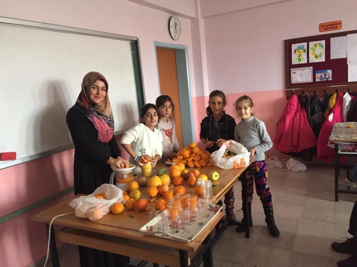 Cumhuriyet İlkokulunda meyve sıkma etkinliği