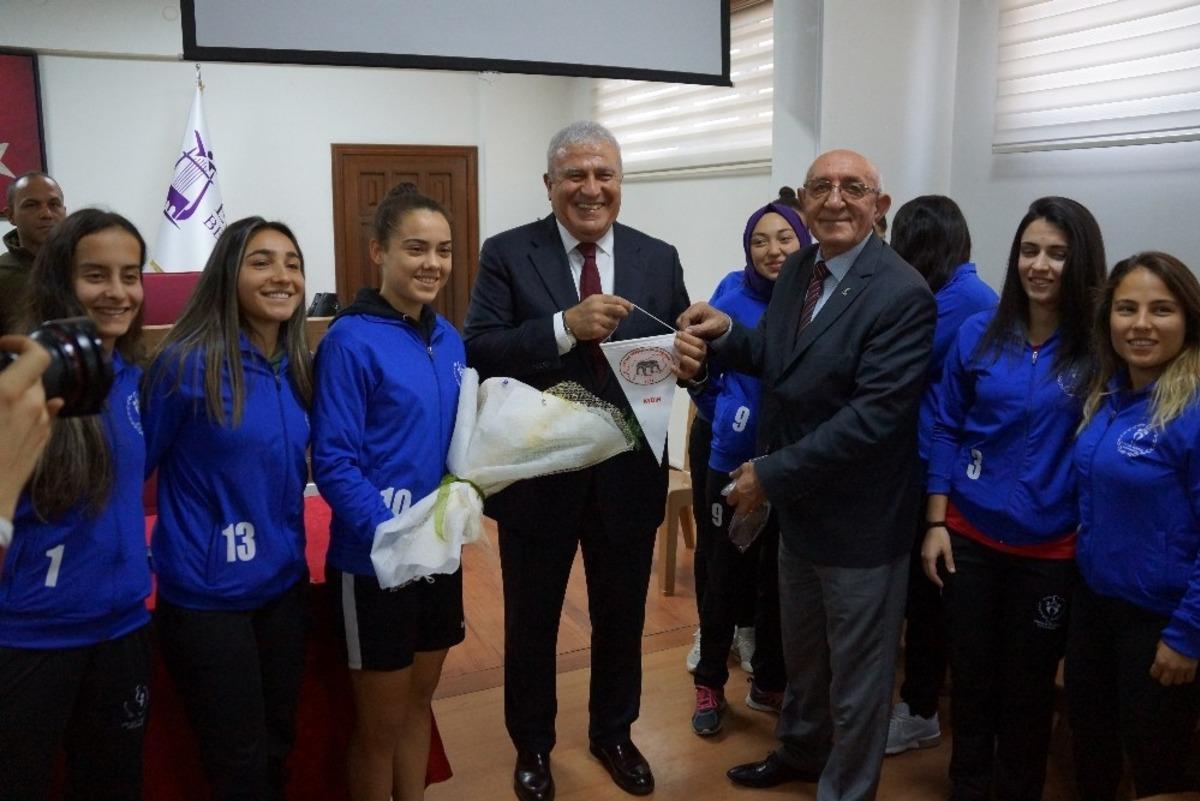 Efeler Belediyesi&rsquo;nden amat&ouml;r spor kul&uuml;plerine destek