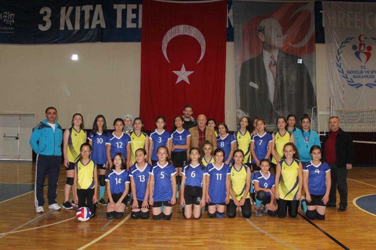 Erdemli&rsquo;de okul sporları heyecanı