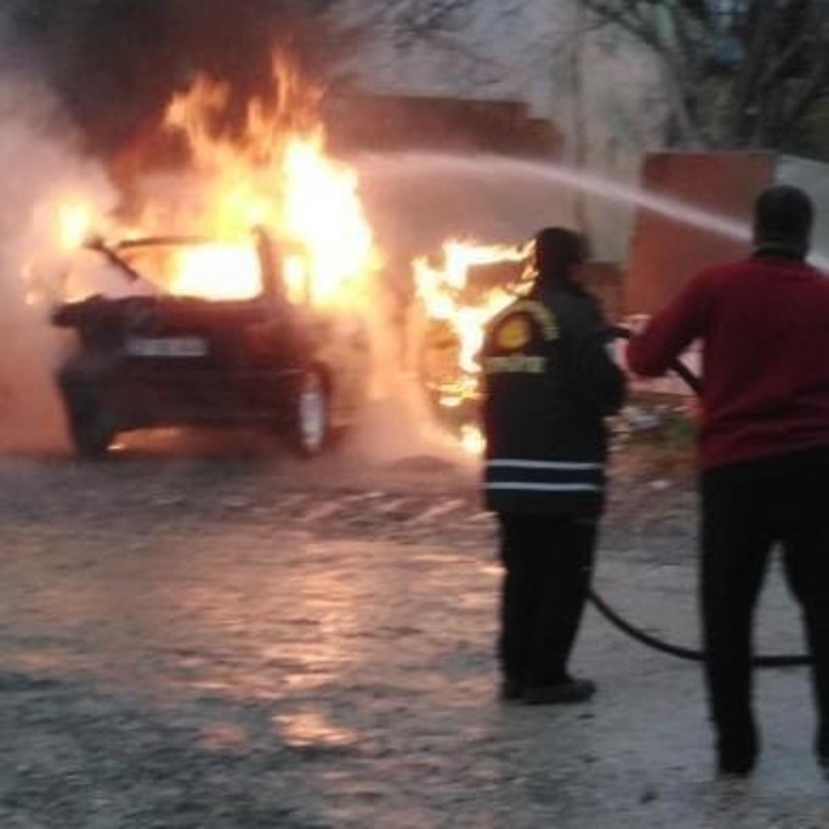 Park halindeki ara&ccedil; alev topuna d&ouml;nd&uuml;