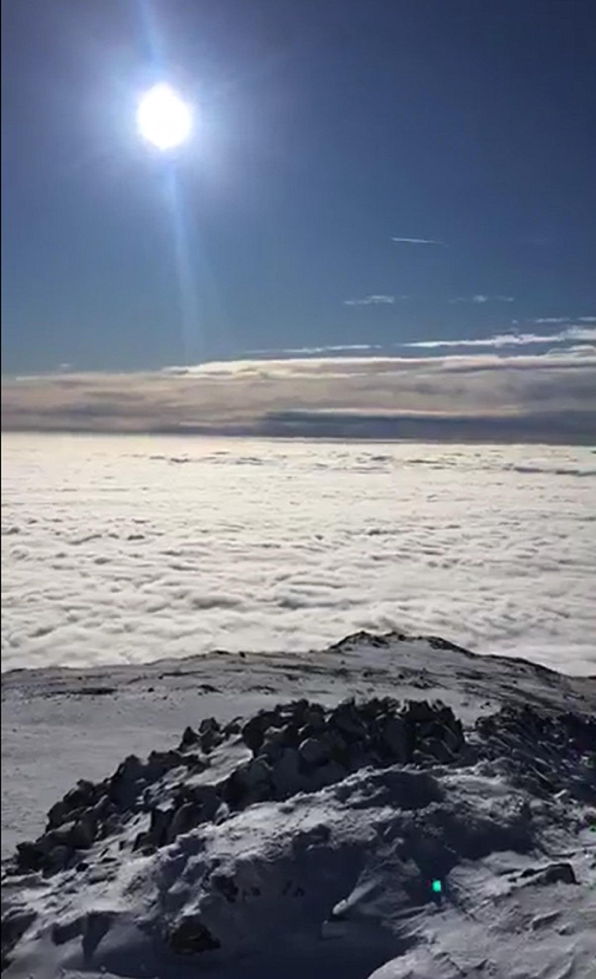 Zirveye tırmanan dağcılar, g&ouml;rd&uuml;klerine inanamadılar!
