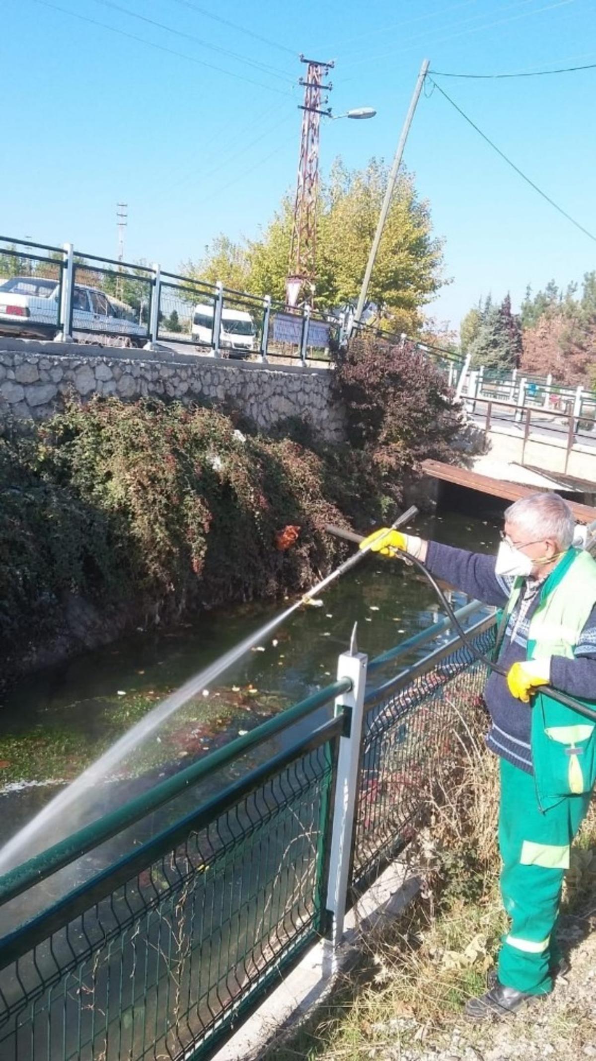Malatya&rsquo;nın 186 mahallesinde ila&ccedil;lama yapılıyor