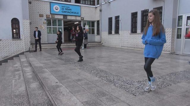 Bu okulda her sabah Samsunspor marşı ile spor yapılıyor