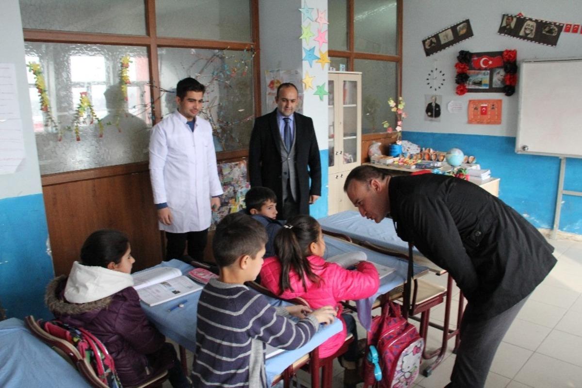 Ağrı Milli Eğitim M&uuml;d&uuml;r&uuml; Tekin, &ccedil;atışma yaşandığı b&ouml;lgedeki okulu ziyaret etti