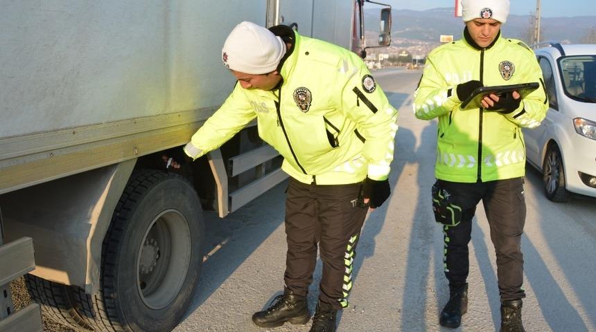Niksar&rsquo;da trafik ekipleri kış lastiği uygulaması yaptı