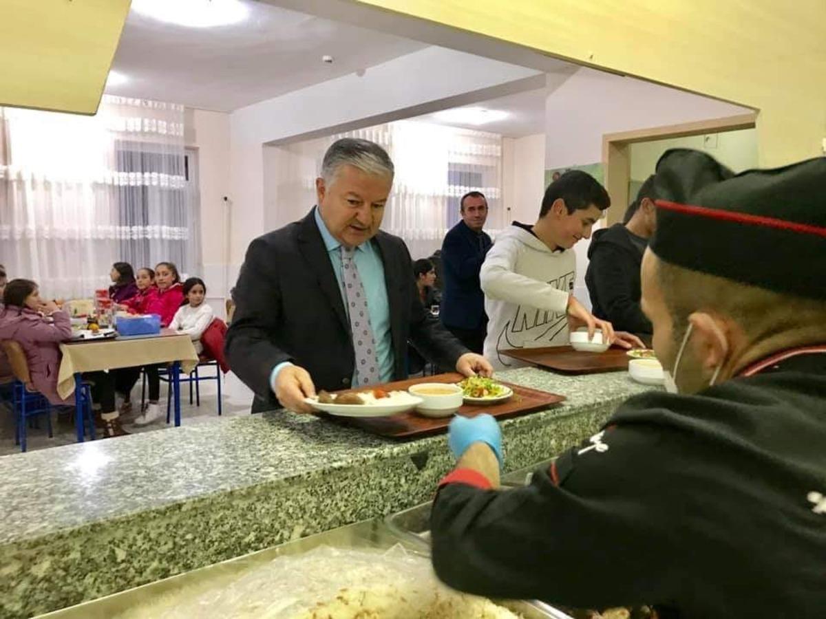 Akşam Yemeğini Yurtta Kalan &Ouml;ğrencilerle Yiyen Kaymakam Duru Tabldot Sırası Bekledi