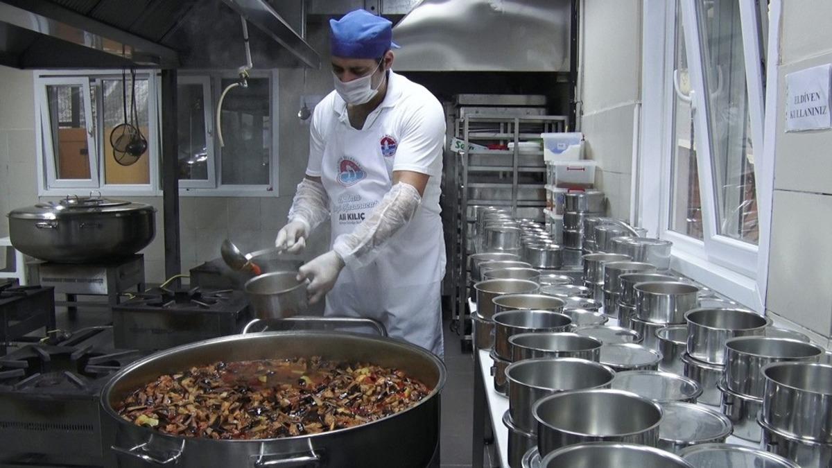 Aşevi hizmeti Maltepelilerin y&uuml;z&uuml;n&uuml; g&uuml;ld&uuml;r&uuml;yor