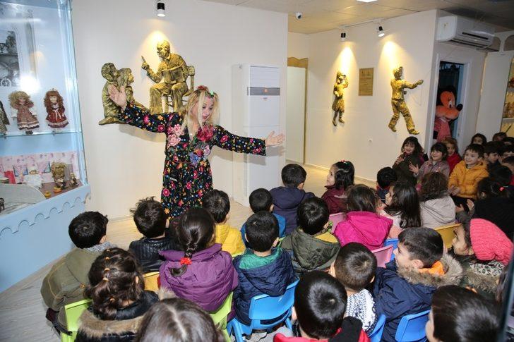 Masalcı teyze masallarını Karaköprü’deki çocuklar için anlattı G1