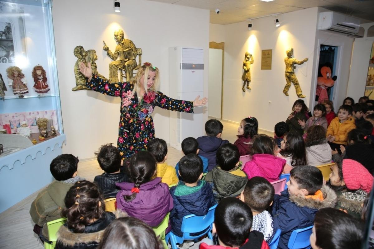 Masalcı teyze masallarını Karak&ouml;pr&uuml;&rsquo;deki &ccedil;ocuklar i&ccedil;in anlattı