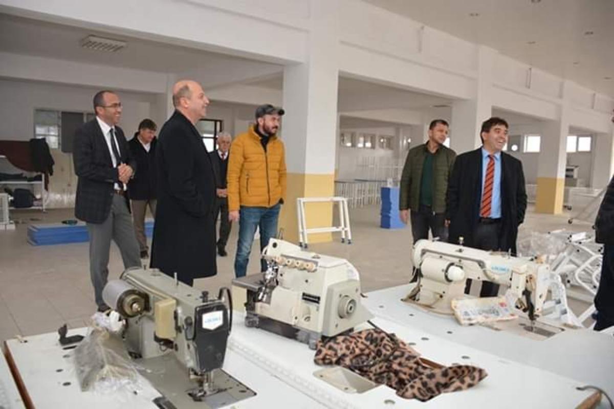 Kaymakam Kaya ve Başkan Bozkurt tekstil at&ouml;lyesinde devam eden &ccedil;alışmaları inceledi