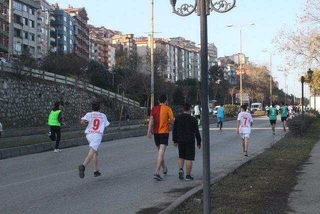 Soğuk havaya aldırış etmeden bitiş çizgisine ulaşmak için koştular