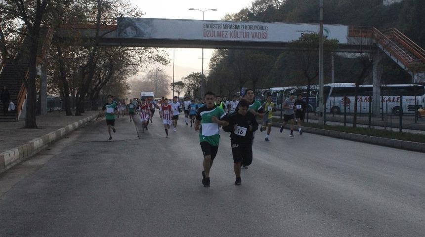 Soğuk havaya aldırış etmeden bitiş &ccedil;izgisine ulaşmak i&ccedil;in koştular