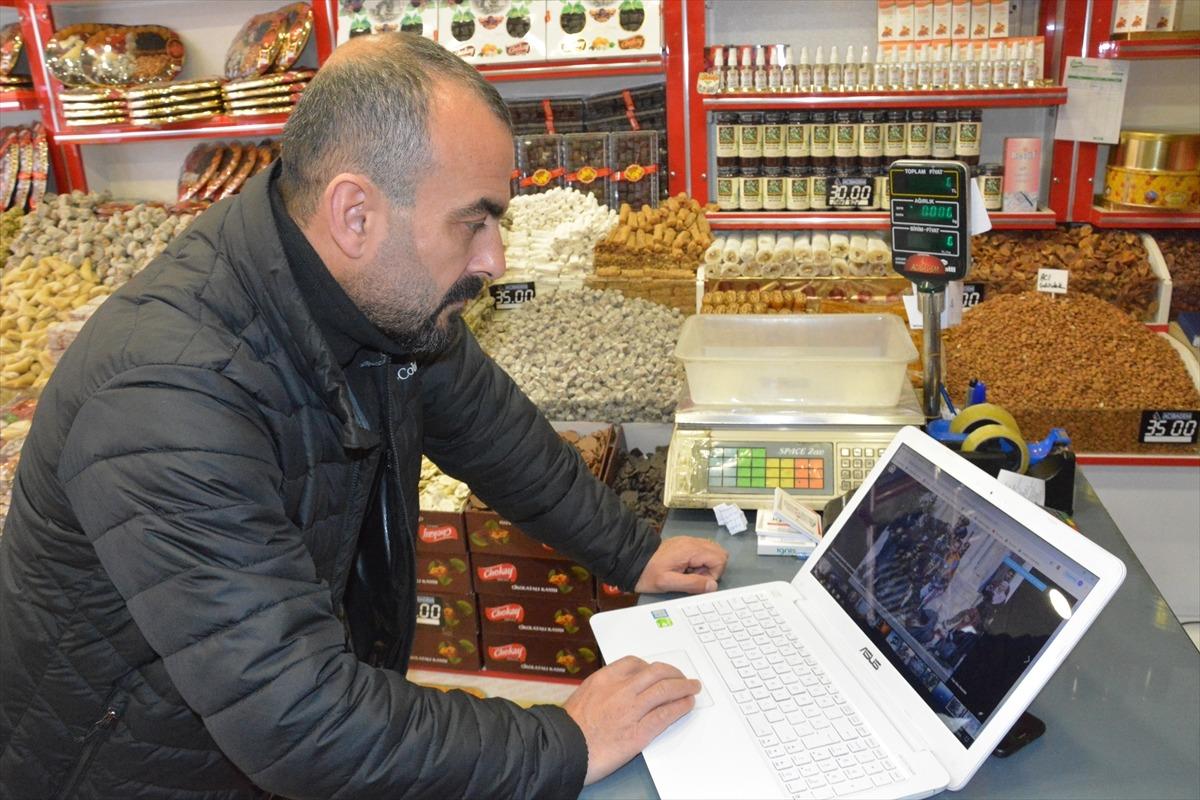 Malatya'da kayısı satıcıları, AA'nın "Yılın Fotoğrafları" oylamasına katıldı