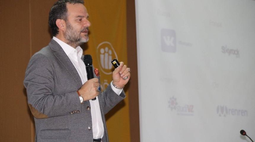 &ldquo;Dijital Devrim ve Yeni Medya D&uuml;zeni&rdquo; konferansı d&uuml;zenlendi