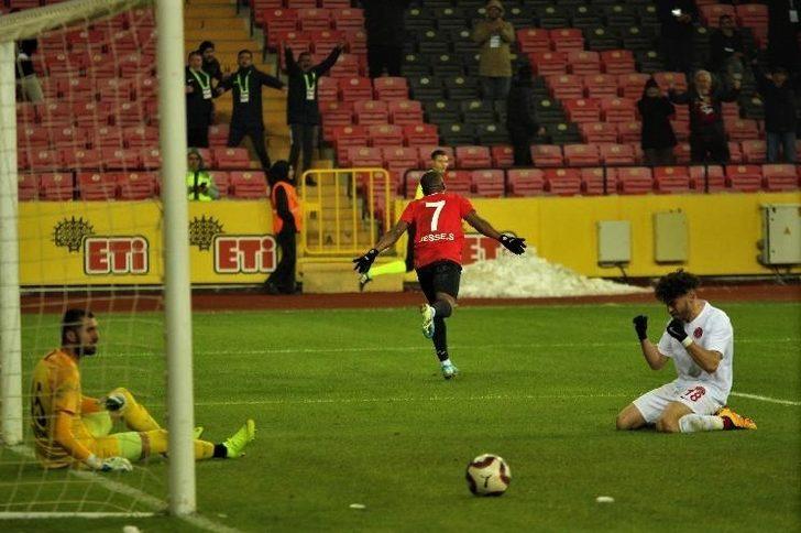 Galatasaray ve Fenerbahçe Jesse Sekidika'nın peşinde! G1