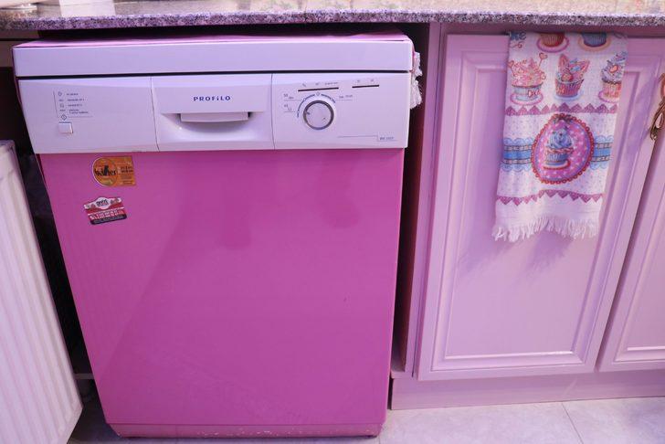 Eşi seviyor diye yaptıklarını gören inanamıyor! Ev, araba, kıyafet... Her şey pembe G5