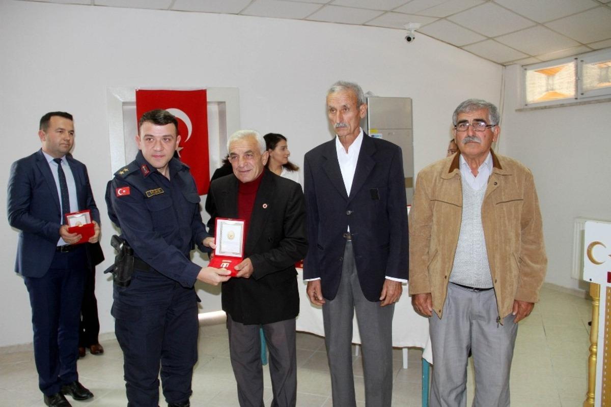 Kıbrıs gazilerine madalya ve beratları tevdi edildi