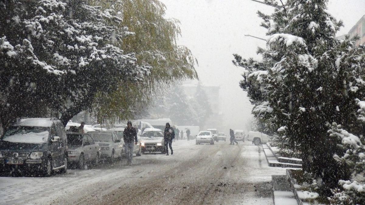 Ahlat&rsquo;ta kar yağışı