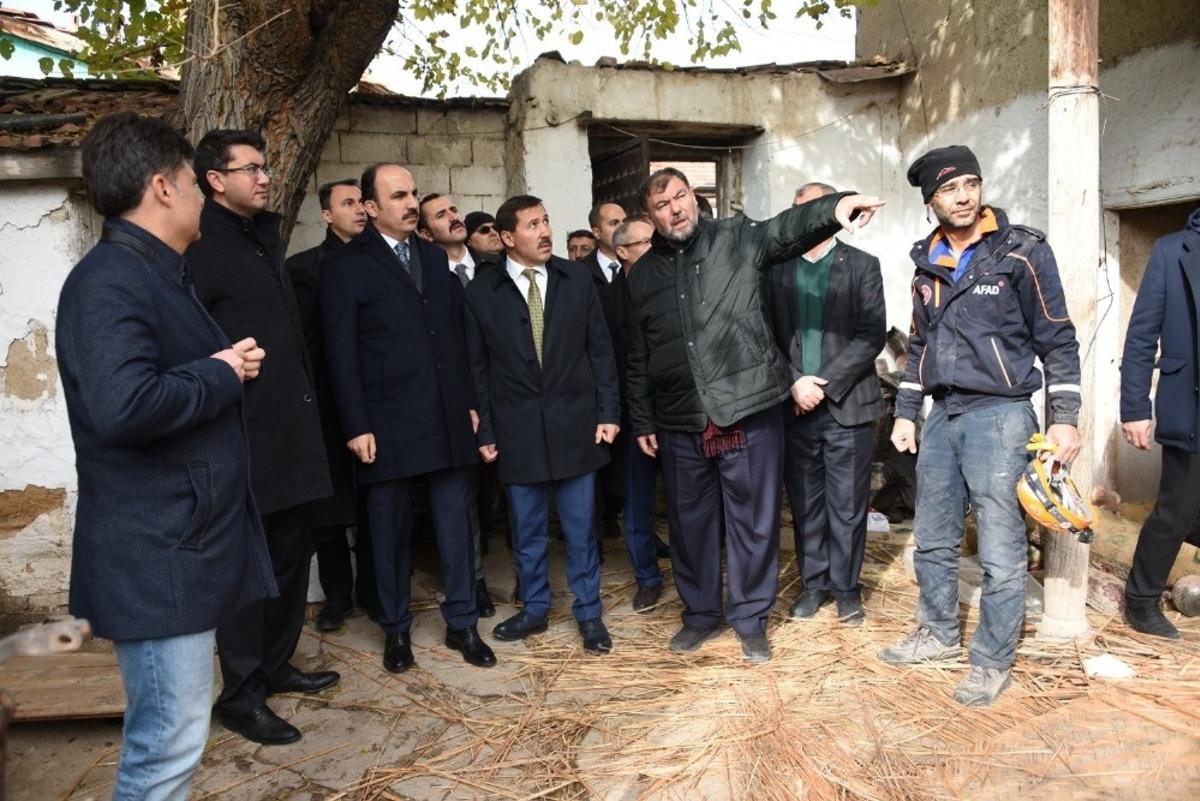 Başkan Kılca 3 kişinin hayatını kaybettiği &ccedil;&ouml;ken binada incelemede bulundu