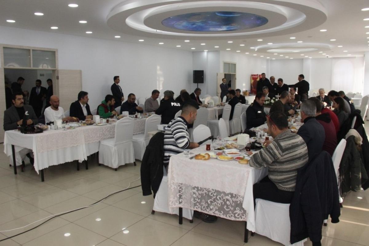 Emniyet M&uuml;d&uuml;r&uuml; Esert&uuml;rk, basınla bir araya geldi