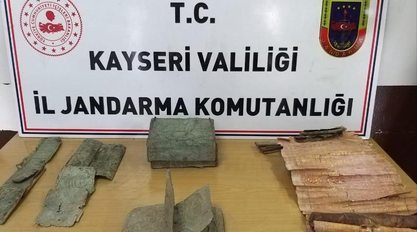 Kayseri&rsquo;de ağa&ccedil; kabuğuna yazılmış altın yaldızlı tarihi belge kılıfı ele ge&ccedil;irildi