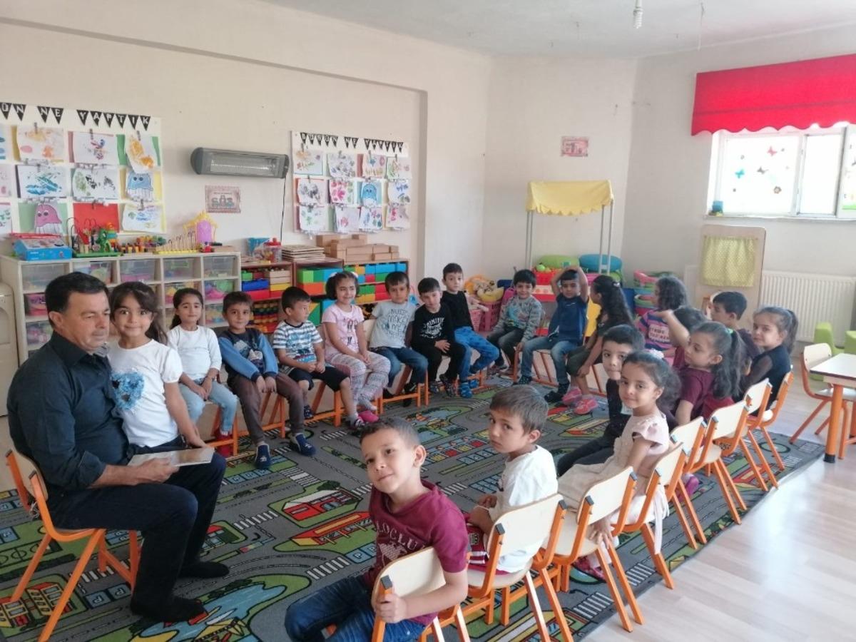 Veliler &ouml;ğrencilere masal okuyor