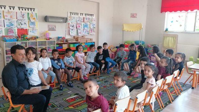 Veliler öğrencilere masal okuyor