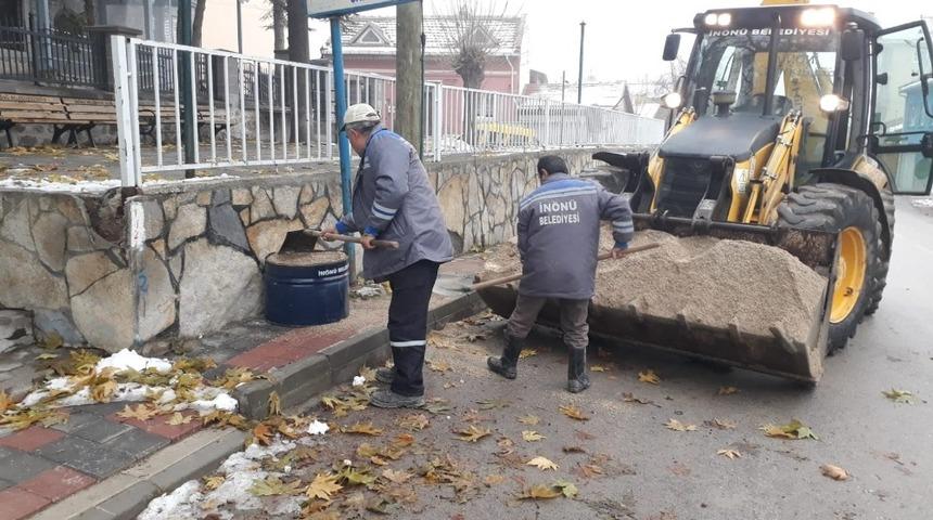 İn&ouml;n&uuml; Belediyesi buzlanmaya karşı tuzlama &ccedil;alışması yaptı