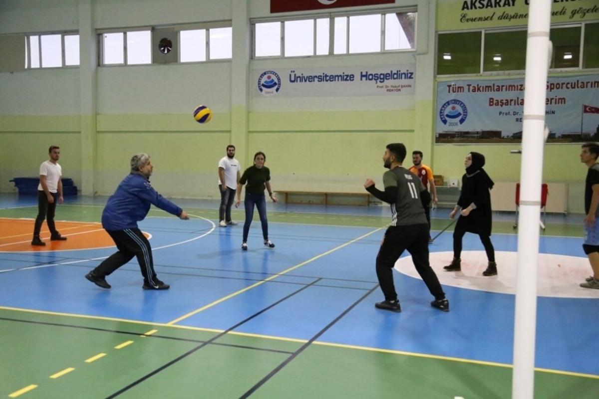 Rekt&ouml;r Şahin, &ouml;ğrencilerle voleybol ma&ccedil;ı yaptı