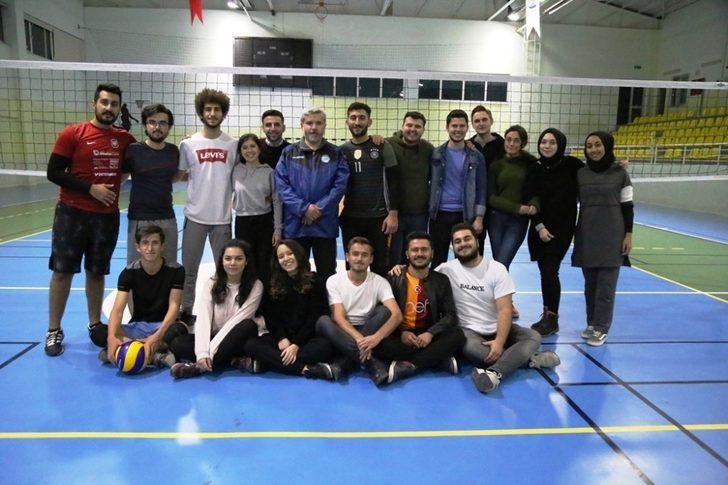 Rektör Şahin, öğrencilerle voleybol maçı yaptı G2