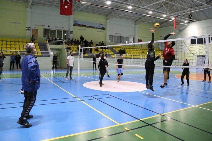 Rektör Şahin, öğrencilerle voleybol maçı yaptı G3