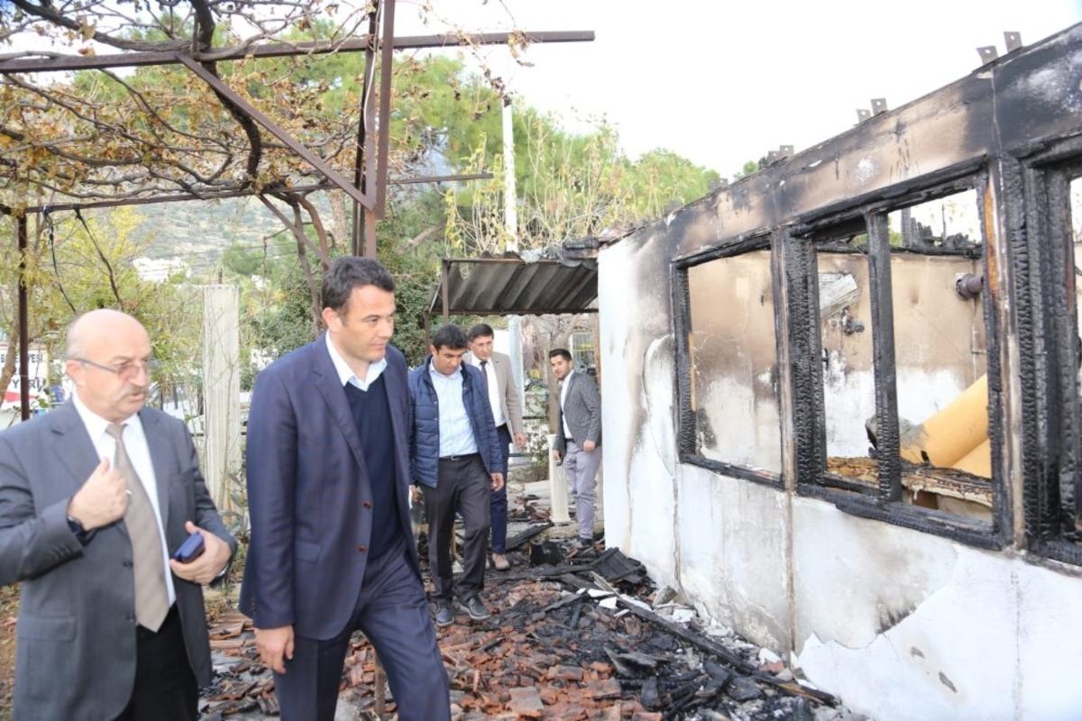 Evi yanan aileleri Başkan Ulutaş&rsquo;tan yardım s&ouml;z&uuml;