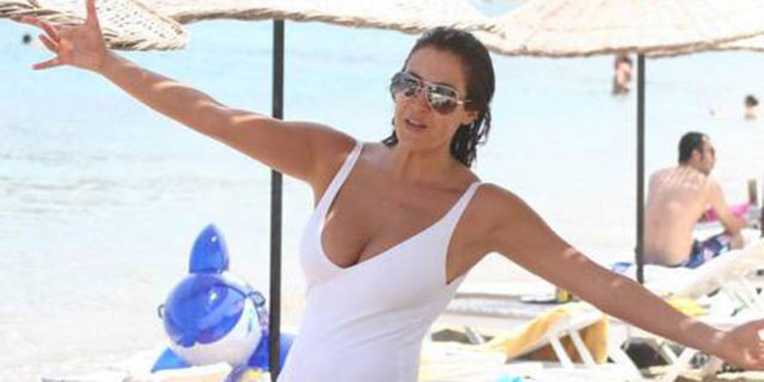 G&ouml;zler Tuğba'nın &uuml;zerinde