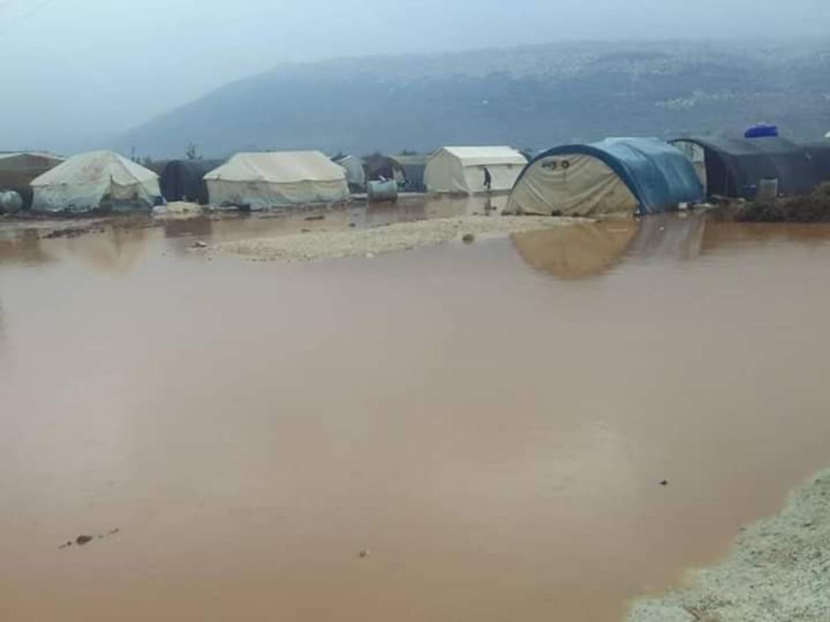 İdlib&rsquo;teki kampları sel vurdu