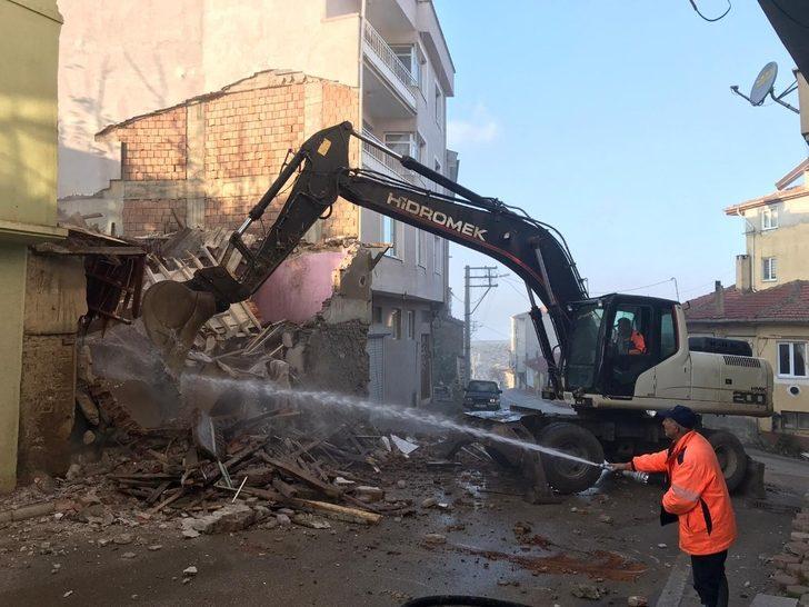 Gemlik Belediyesi’nden metruk bina temizliği G1