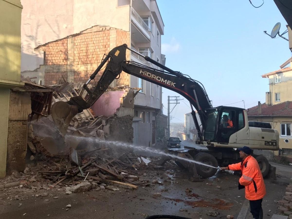 Gemlik Belediyesi&rsquo;nden metruk bina temizliği