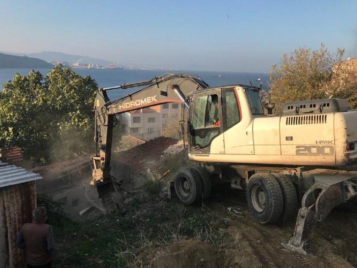 Gemlik Belediyesi’nden metruk bina temizliği G3