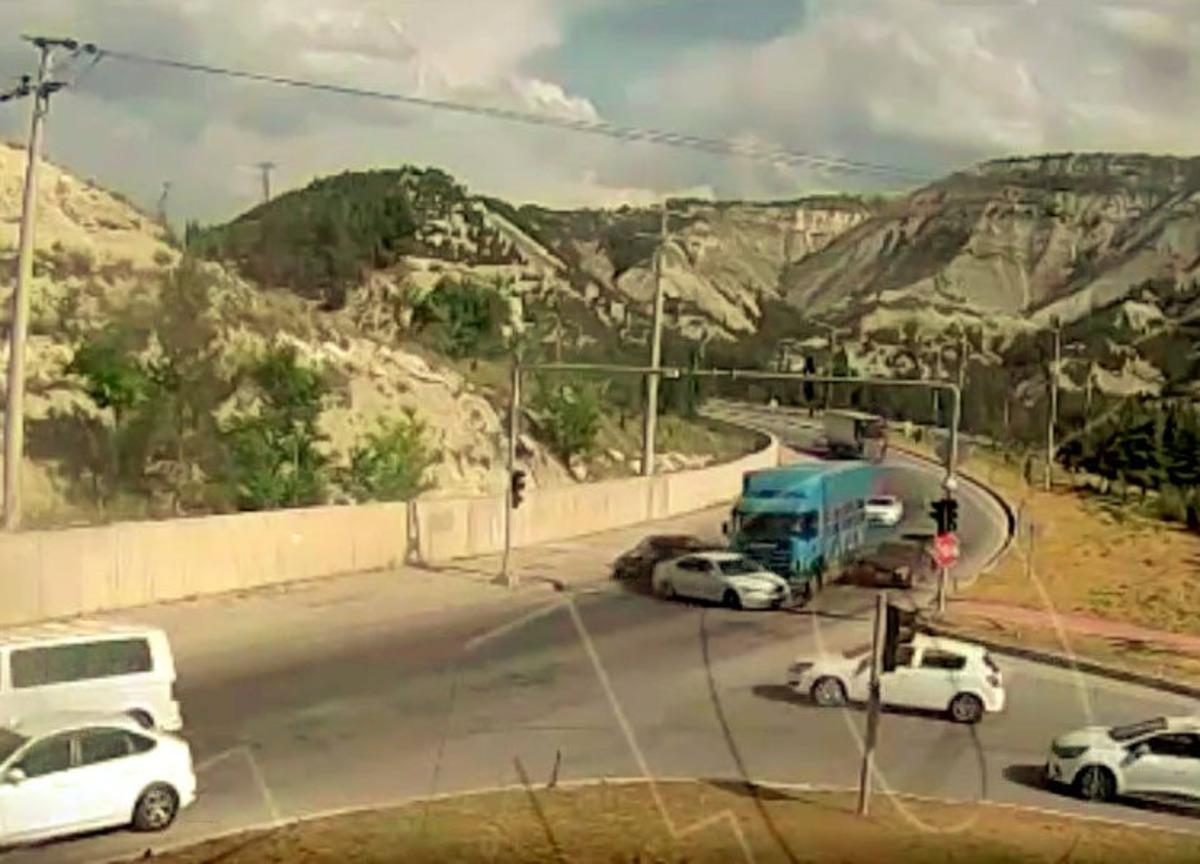Burdur&rsquo;da 5 kişinin yaralandığı zincirleme kaza MOBESE kamerasında
