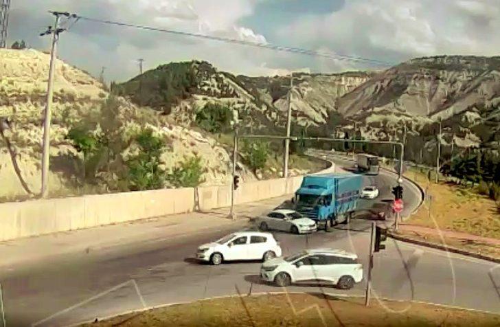 Burdur’da 5 kişinin yaralandığı zincirleme kaza MOBESE kamerasında G4