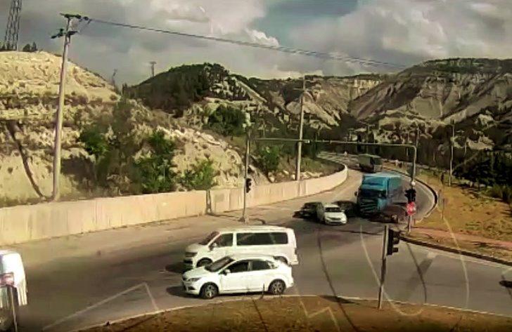 Burdur’da 5 kişinin yaralandığı zincirleme kaza MOBESE kamerasında G5