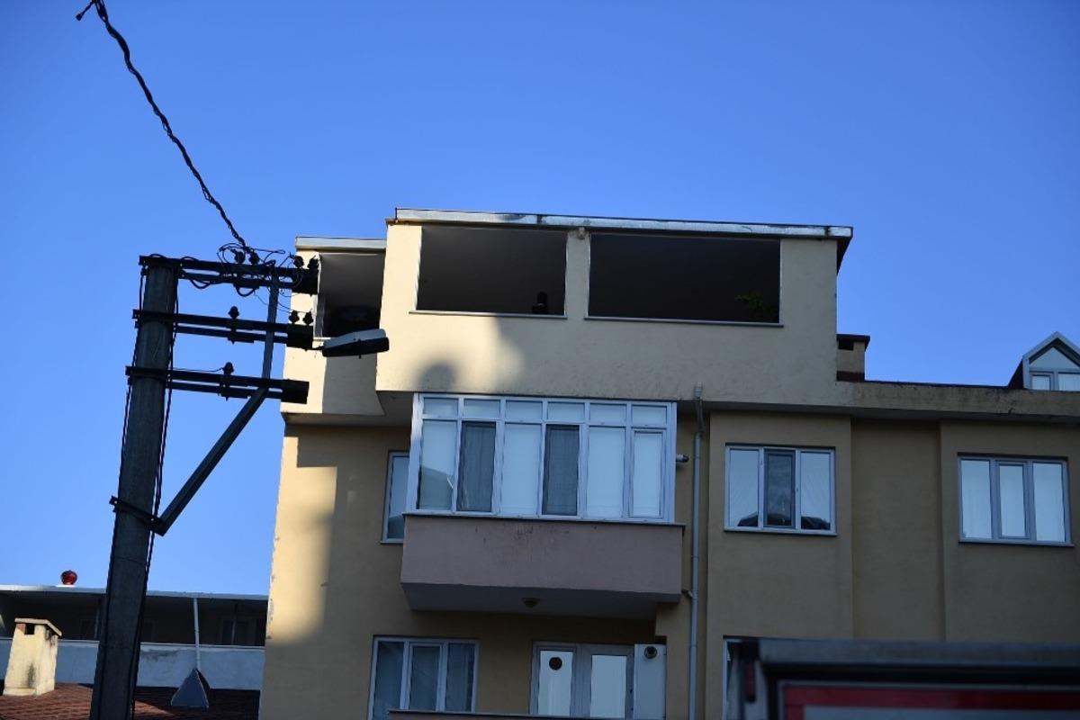 Ev sahibi kapıyı a&ccedil;madı ekipler &ccedil;atıdan atladı