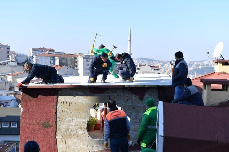 Ev sahibi kapıyı açmadı ekipler çatıdan atladı G2