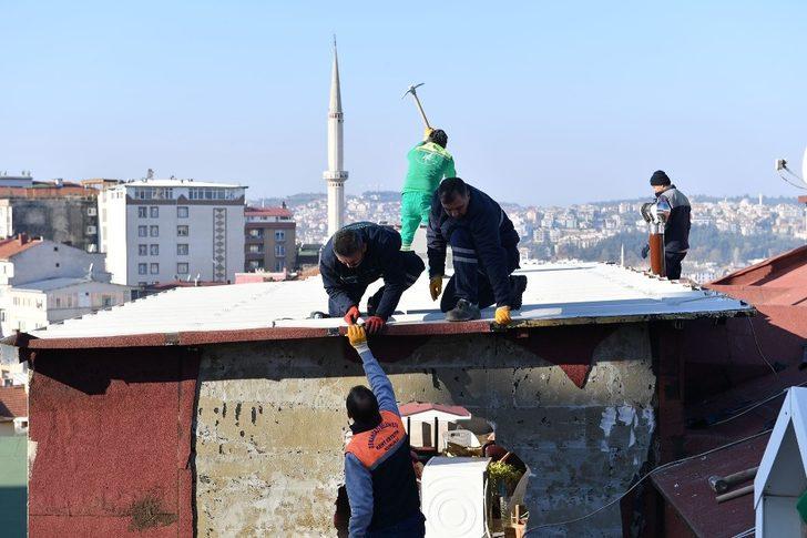 Ev sahibi kapıyı açmadı ekipler çatıdan atladı G3