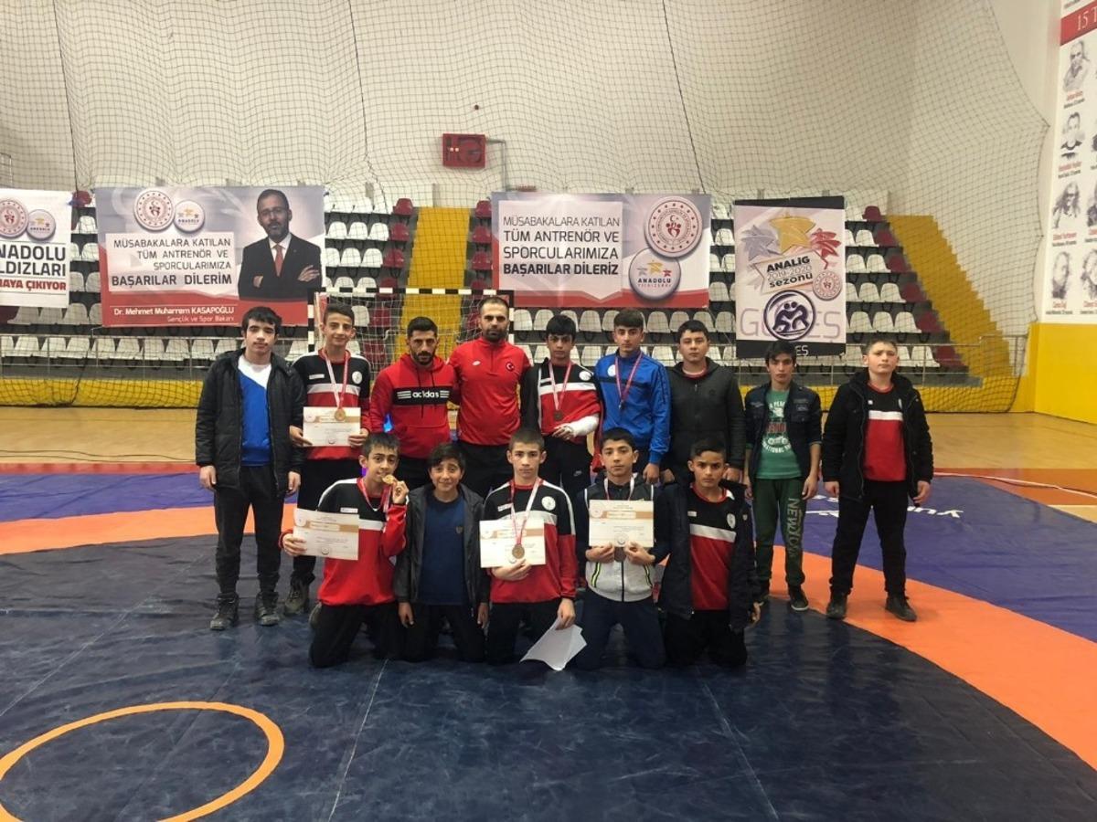 Ağrılı g&uuml;reş&ccedil;ilerden 9 madalya