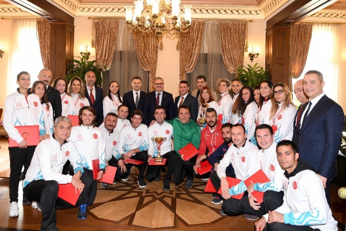 Şampiyon &ouml;ğrencilere Vali&rsquo;den tebrik